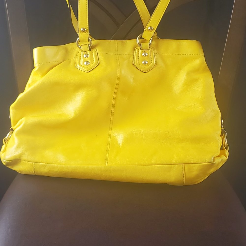 AUTHENIC YELLOW LEATHER COACH PURSE - Picture 3 of 6